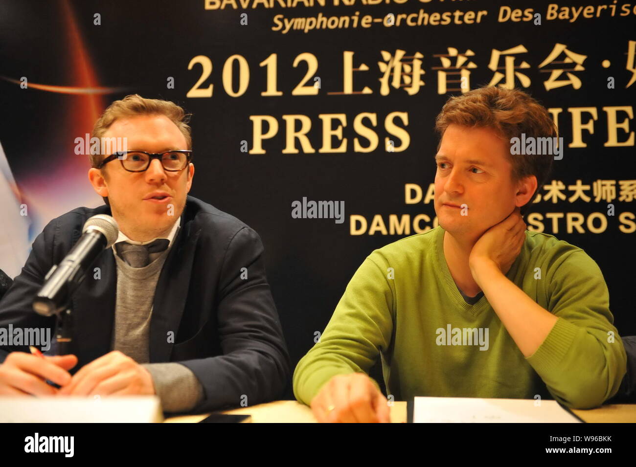 Britische Dirigent Daniel Harding (L) und Deutschen Geiger Christian Tetzlaff abgebildet auf einer Pressekonferenz im Bayerischen Radio Symphony Orches Stockfoto