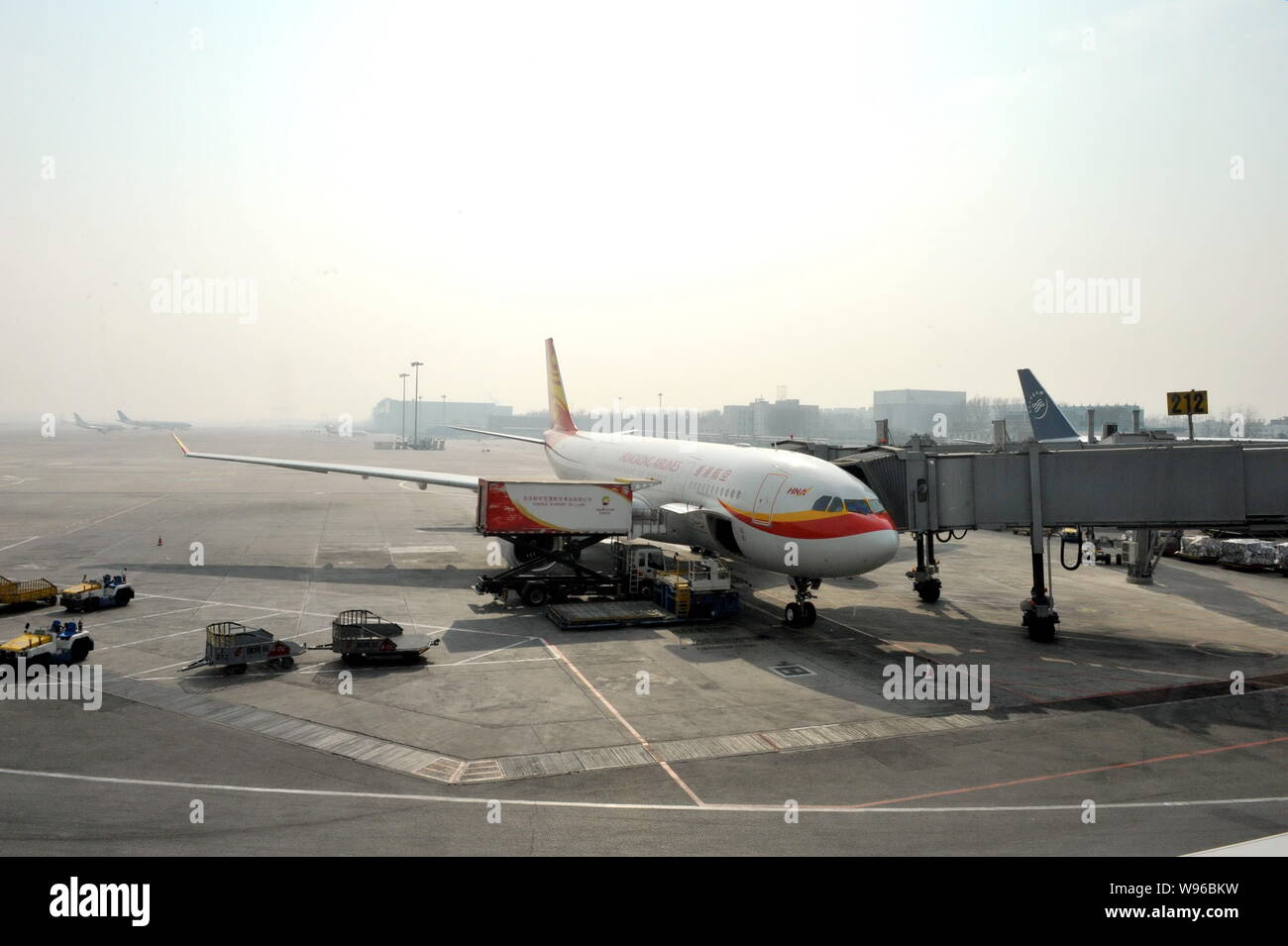 ---- Blick auf die Welten der erste Airbus alle Business Class A330-200 von Hong Kong Airline an der Beijing Capital International Flughafen in Peking, Kinn Stockfoto