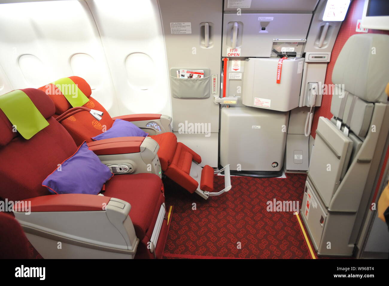 Blick auf die Klasse des weltweit ersten Airbus alle Business Class A330-200 von Hong Kong Airline in Peking, China, 15. Februar 2012. Die Welterste Stockfoto