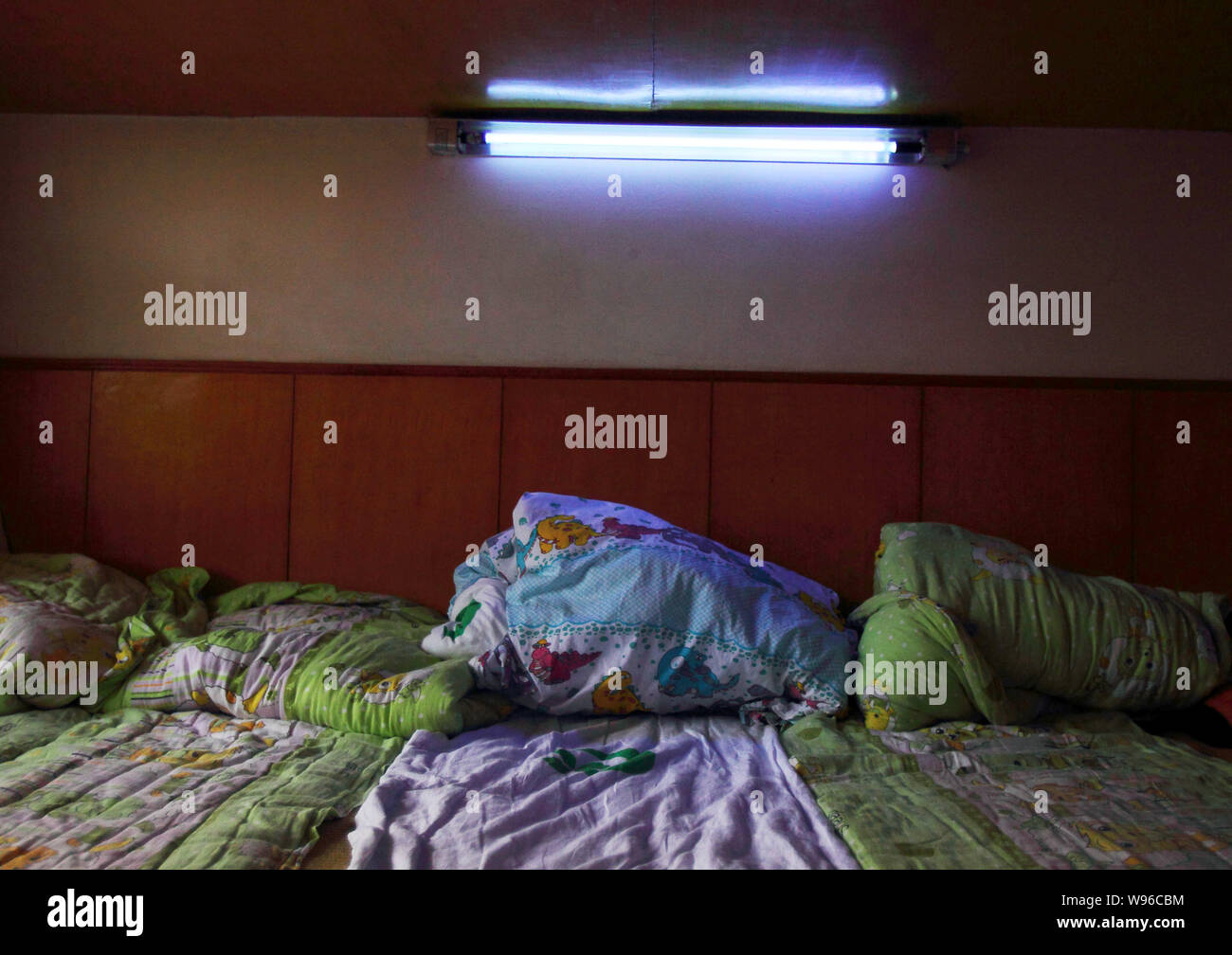Der UV-Desinfektion leuchtet in einem Schlafzimmer im linping Nr. 2 Kindergarten in Hangzhou City, East China Zhejiang provinz, 22. Mai 2012. Stockfoto