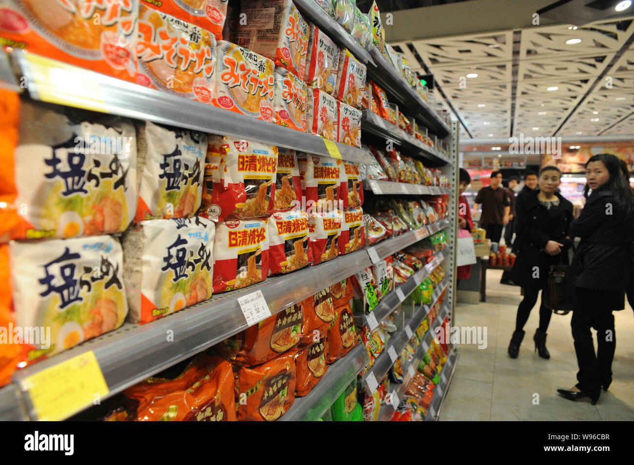 ---- Pakete von Nissin instant Nudeln sind für den Verkauf in einem Supermarkt in Shanghai, China, 18. März 2011. Ein Joint Venture Unternehmen, Insta verkauft Stockfoto