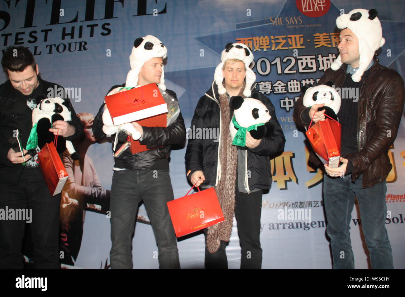 (Von links) Mark, Nicky, Kian und Shane der Irischen Boyband Westlife abgebildet sind während einer Pressekonferenz in Chengdu, Sichuan im Südwesten Chinas provinc Stockfoto