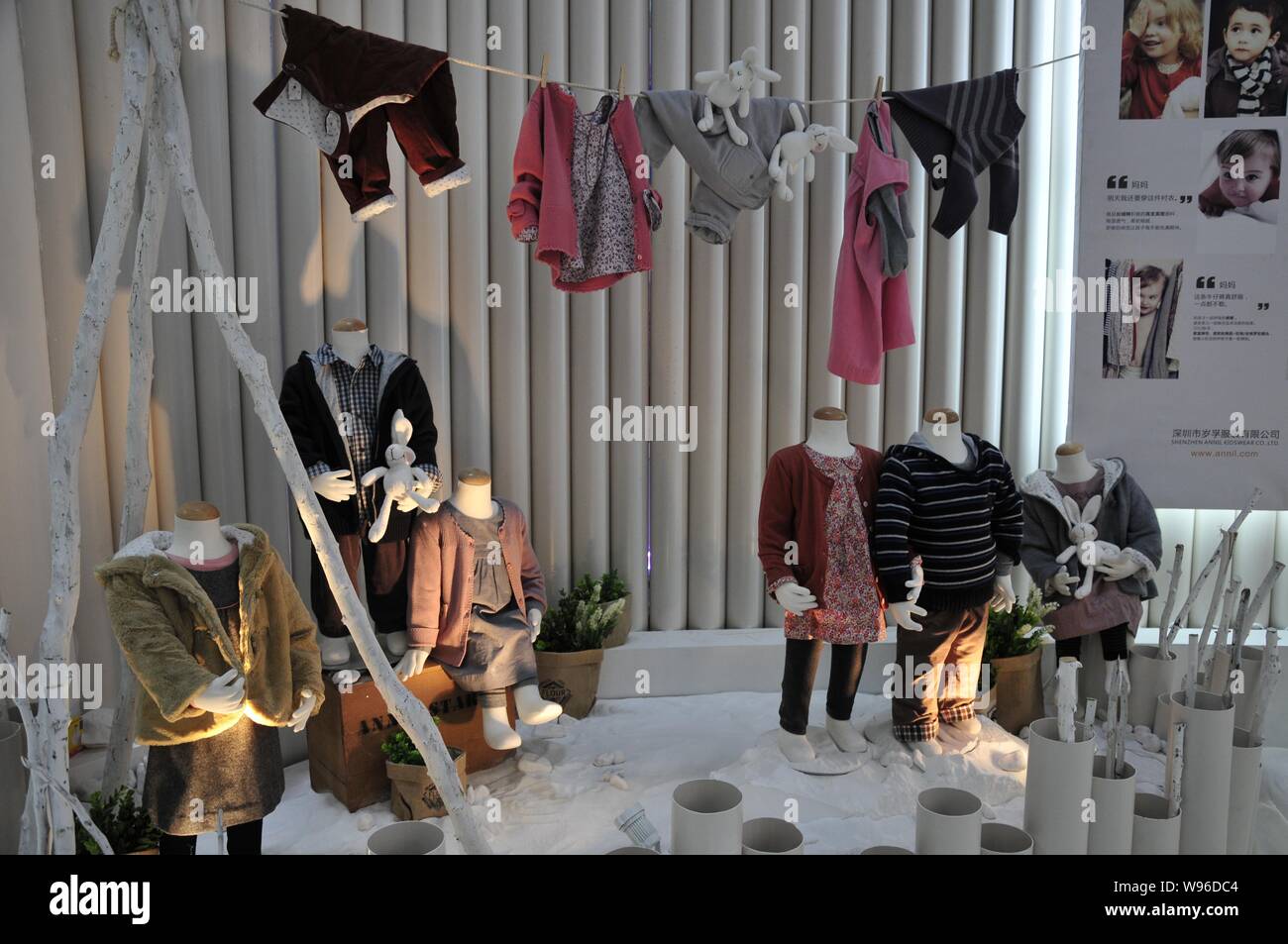 Blick auf ein Schaufenster der Abnutzung der Kinder während der 12 China (Shenzhen) Internationale Marke Kleidung & Accesseries Messe in Shenzhen City, South China G Stockfoto