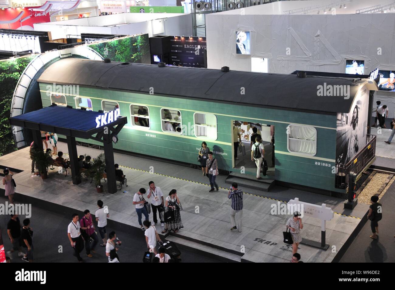 Die Besucher nehmen Bilder auf ein Modell Bahnhof durch lokale Marke, SKAP, während das 12. China (Shenzhen) Internationale Marke Kleidung & Accesseries Fa Stockfoto