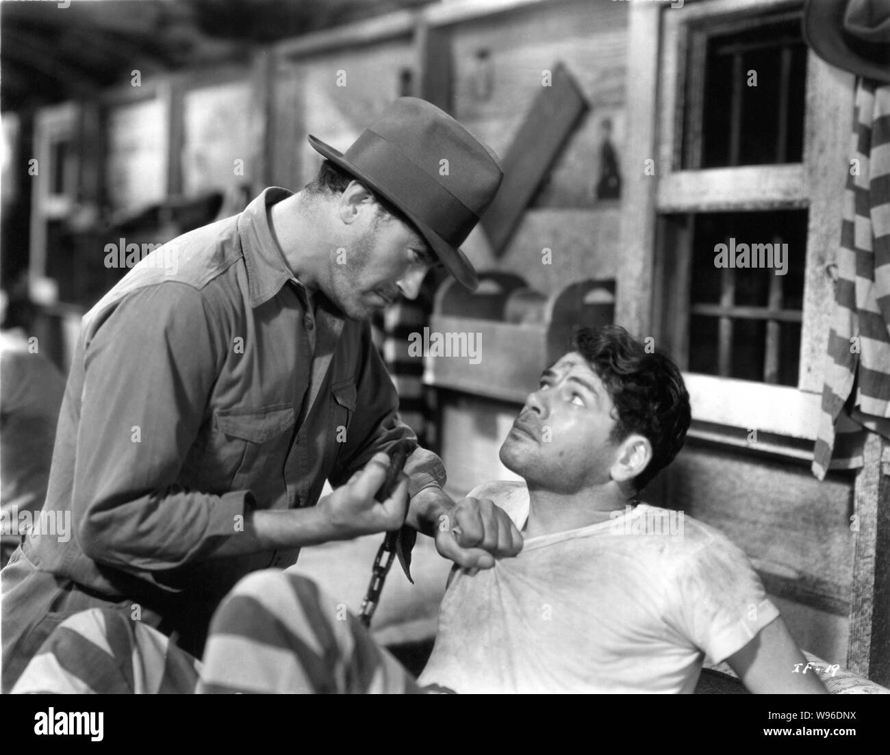 HARRY WOODS als Gefängniswärter und Paul Muni als James Allen, ICH BIN EIN FLÜCHTLING AUS EINER CHAIN GANG Direktor 1932 Mervyn LeRoy Buch Robert E. Verbrennungen Warner Bros. Stockfoto