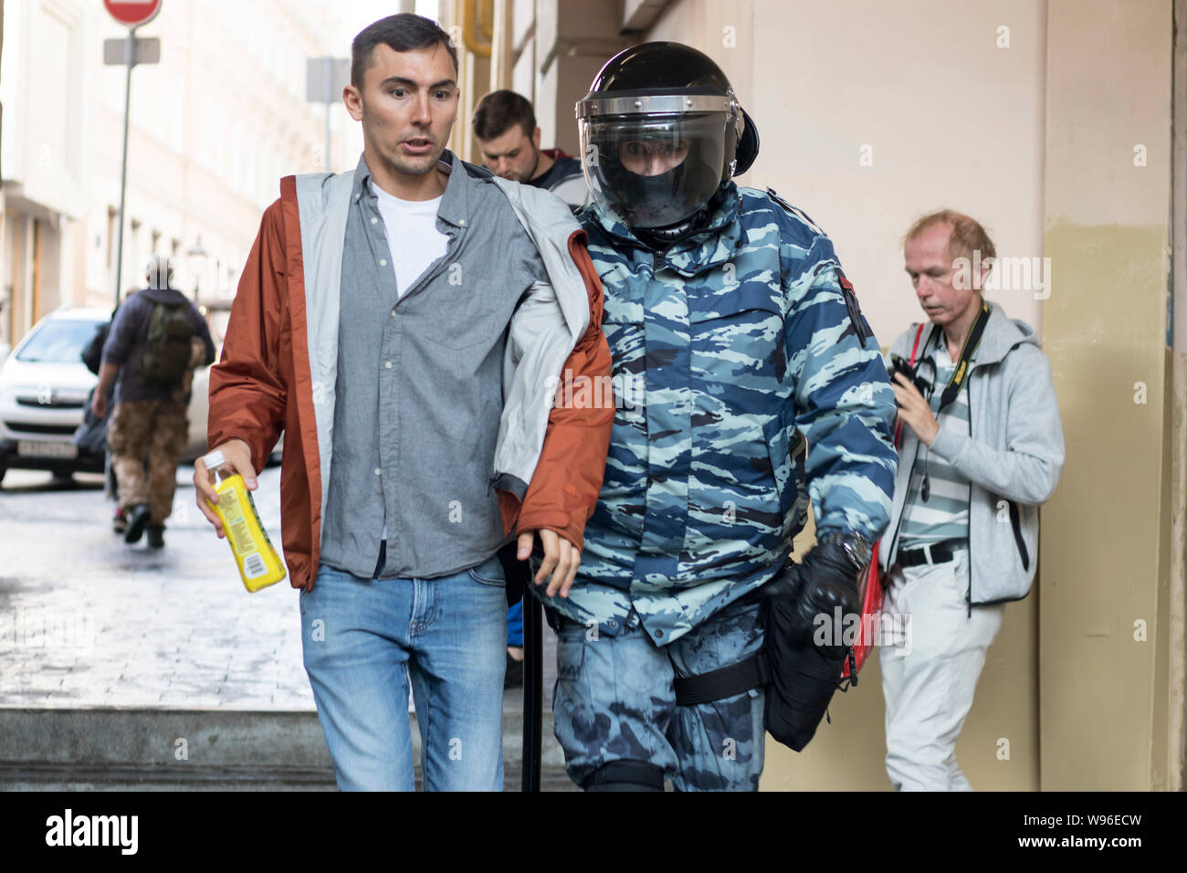 Moskau, 10. August 2019. Riot Polizisten verhaften ein Teilnehmer eines unsanctioned Spaziergang nach dem Treffen Stockfoto