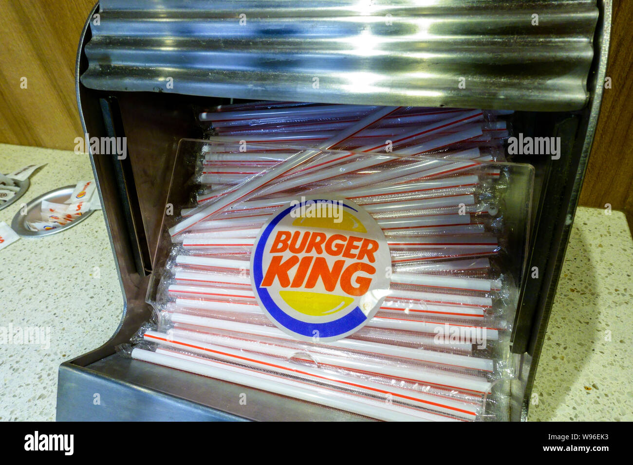 Halter für Plastik Strohhalme, Burger King logo Stockfoto