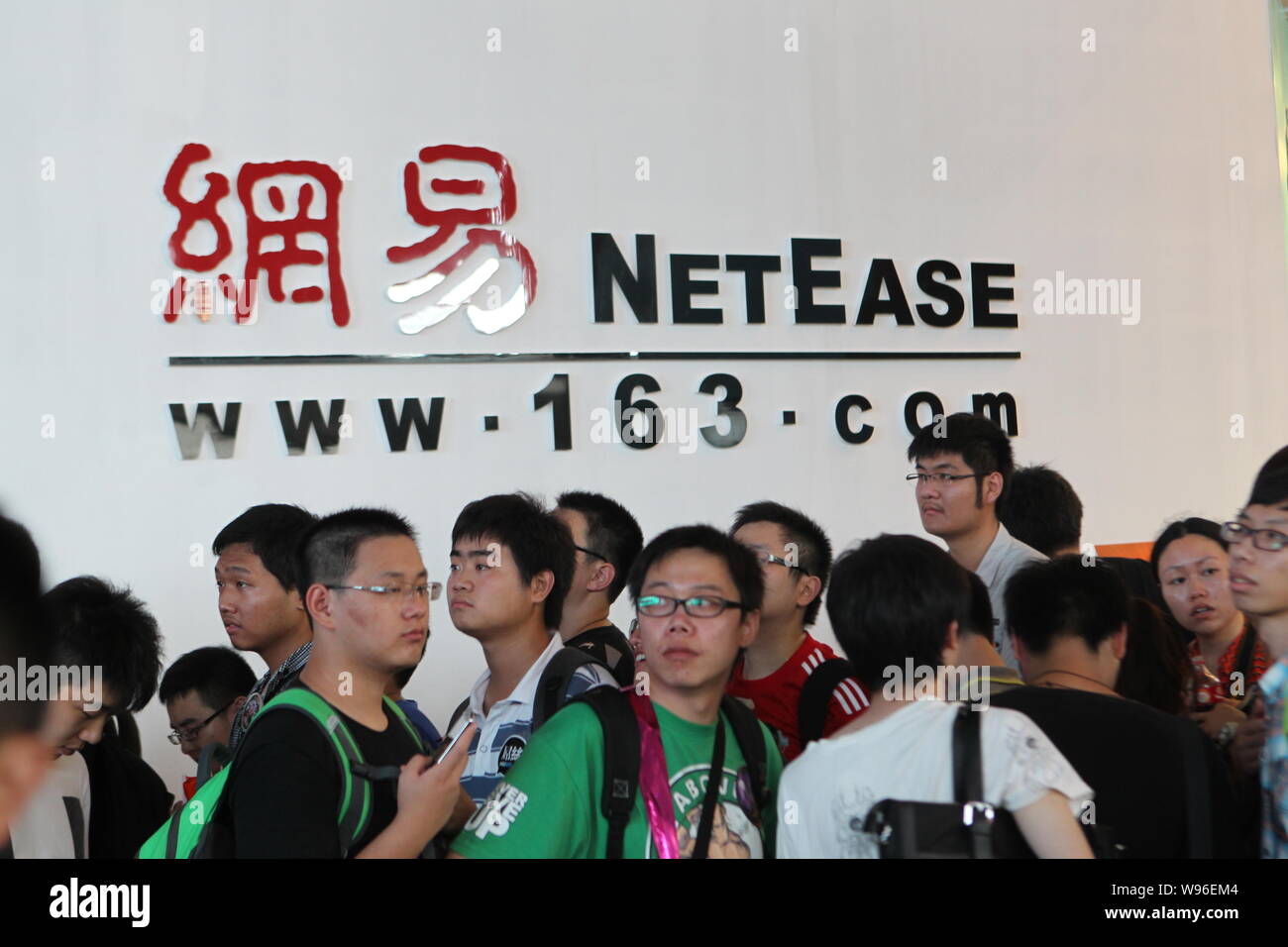 ---- Besucher Gast am Stand der Netease (oder 163.Com) während des 10. China Digital Entertainment Expo und Konferenz, wie ChinaJoy 2012 bekannt, in S Stockfoto