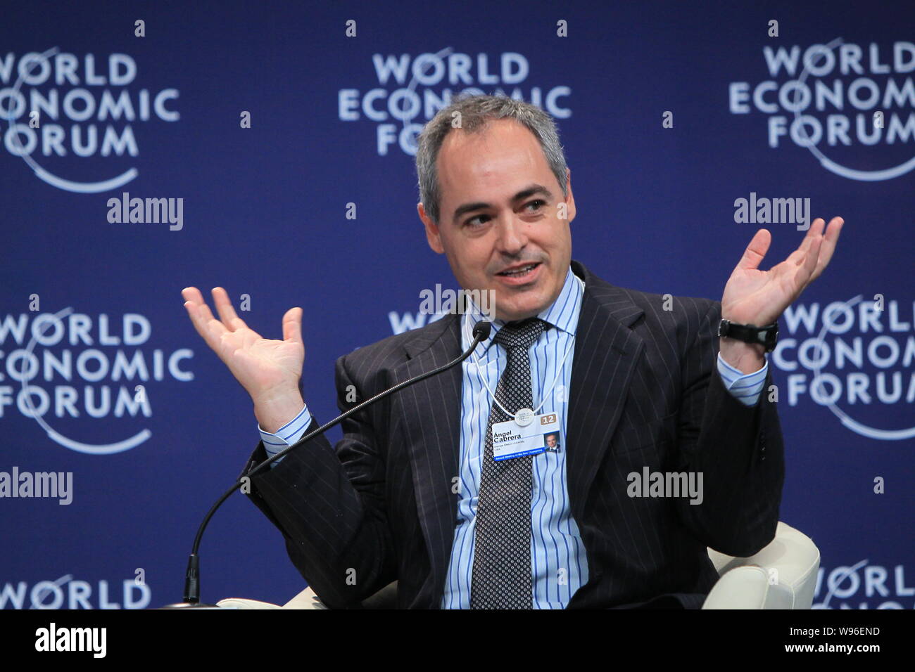 Angel Cabrera, Präsident der George Mason University, spricht bei einer Sitzung während des World Economic Forums in Davos im Sommer 2012 in Tianjin, China, 12 Septe Stockfoto
