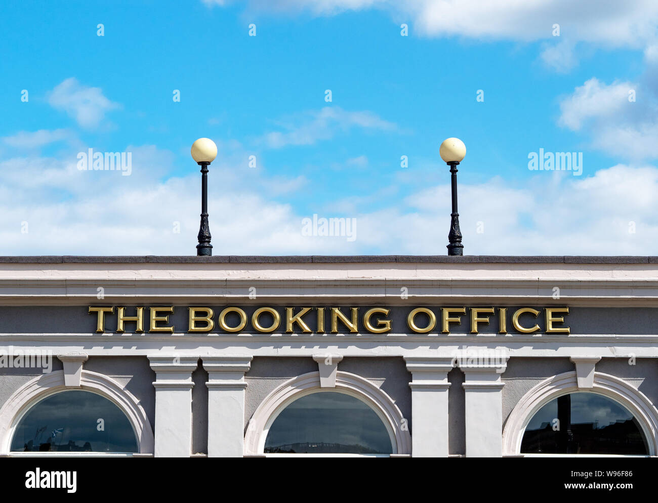 Die Buchung Büro, ein Wetherspoon Pub neben dem Bahnhof Waverley, Edinburgh, Schottland, Großbritannien. Stockfoto