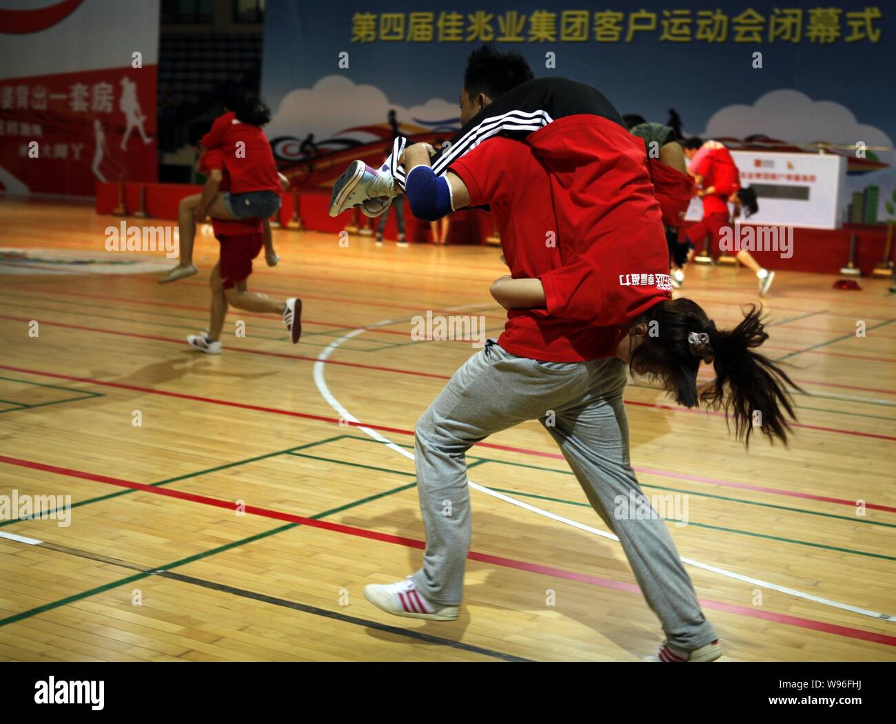 Chinesische Paare konkurrieren in einer Frau Rennen in Shenzhen Luohu Gymnasium in Shenzhen City, South China Guangdong Provinz, 13. Oktober 2012. Ein zu Stockfoto