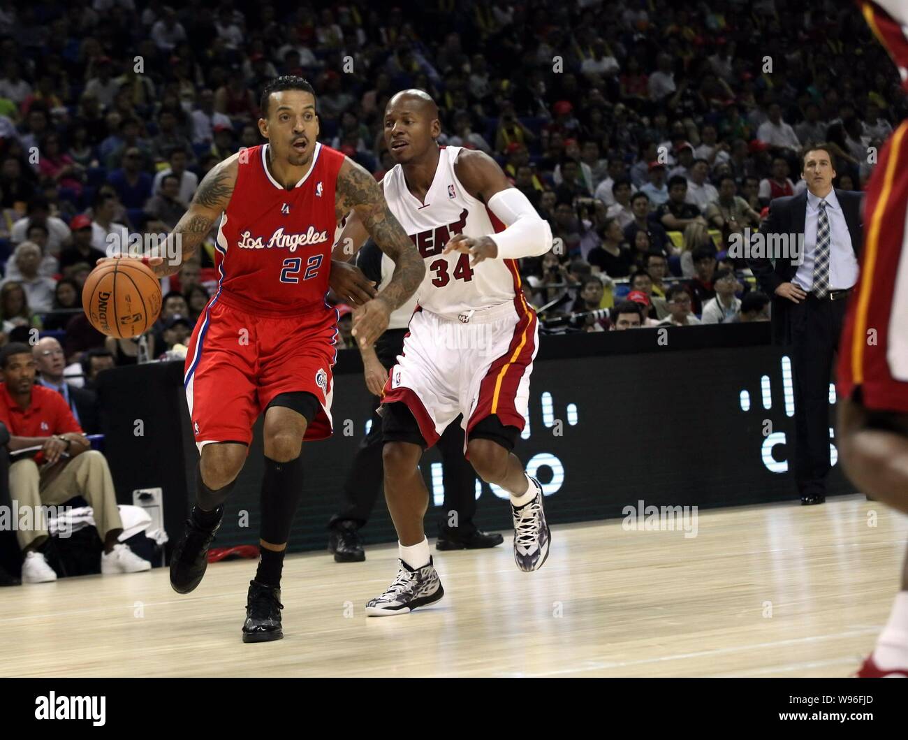 Ray Allen der Miami Heat, rechts, Herausforderungen Matt Barnes der Los Angeles Clippers, Links, im zweiten Spiel der NBA China Spiele in Sh Stockfoto