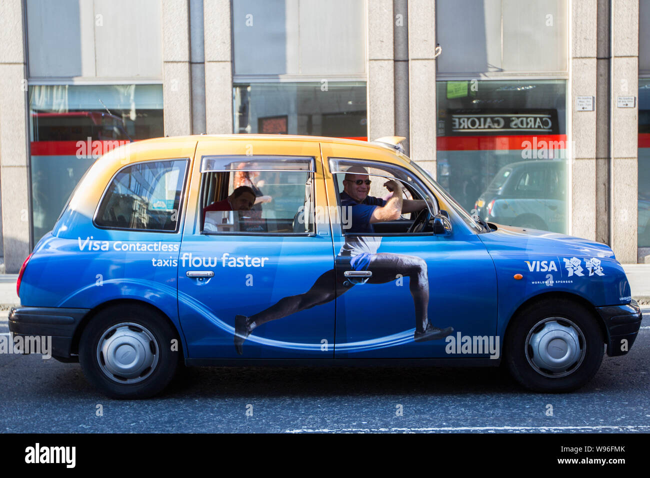Ein Fahrer stellt in einem Taxi, das ist maßgeschneidert von Visa für Olympische Spiele in London in London, Großbritannien, 26. Juli 2012. Stockfoto