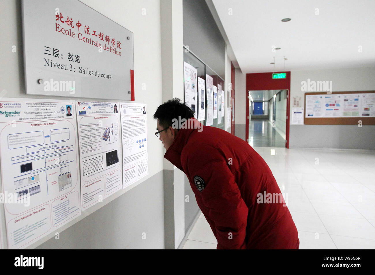 Ein Student schaut auf Einführungen in Ecole Centrale de Pekin an der Universität Beihang (BUAA) in Peking, China, 20. Januar 2012. Stockfoto