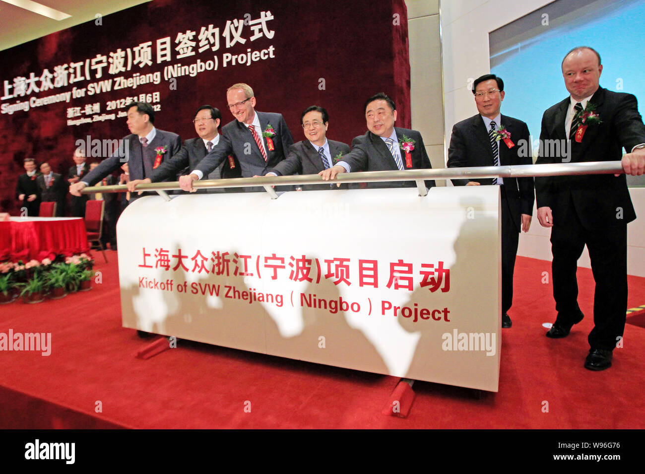 Hu Maoyuan, Dritte rechts, Chairman der SAIC (Shanghai Automotive Industry Corporation (Gruppe)) und Vorsitzender der SAIC Motor und andere Beamte und Ausfüh Stockfoto