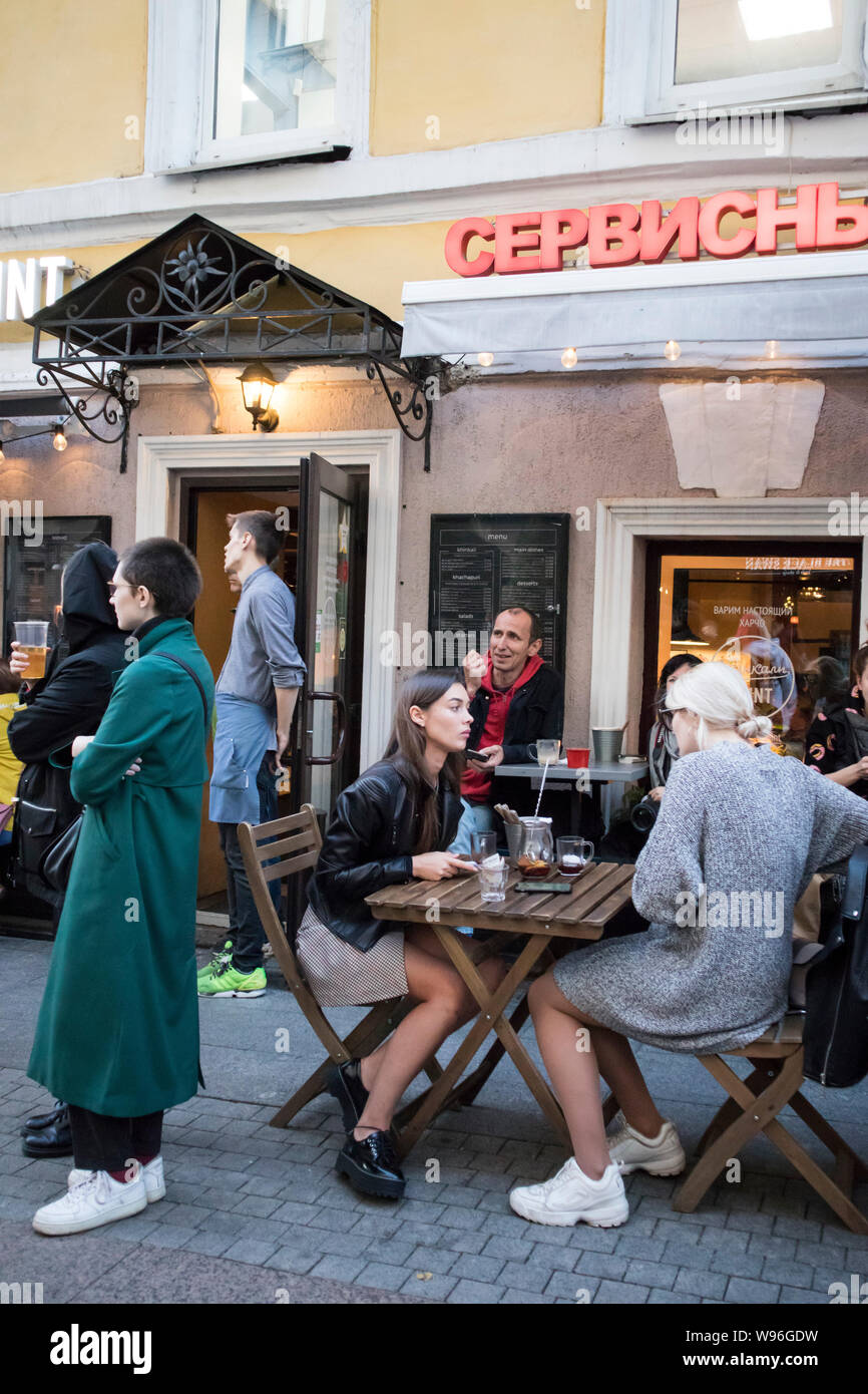 Moskau, Russland - 10 August, 2019, Besucher des Cafe weiter zu essen, während die Polizei die Menschen von der Straße in der Nähe der U-Bahn Stockfoto