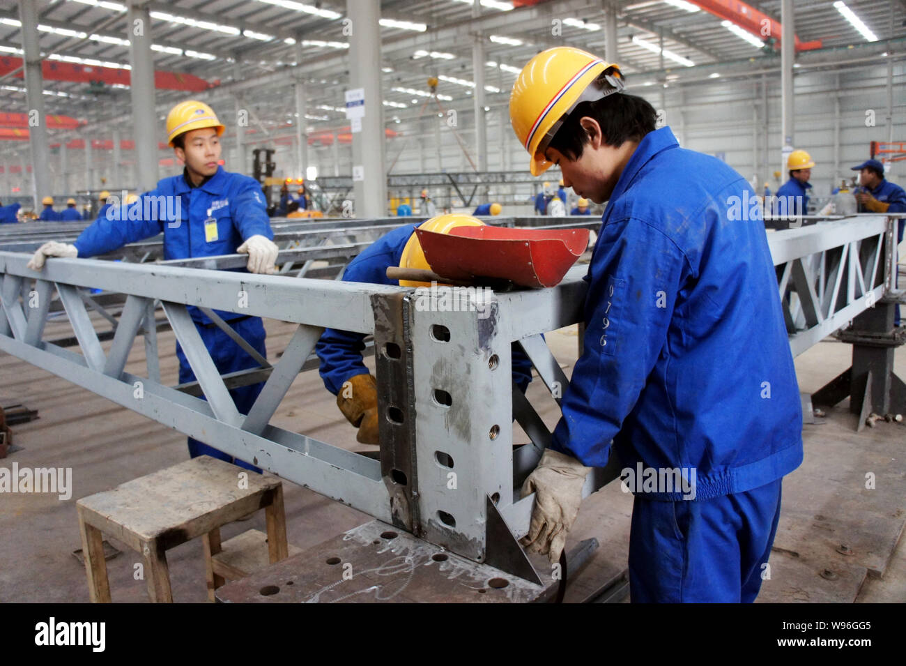 ------ Chinesische Arbeiter Herstellung Stahl Frames verwendet werden soll, der 30-stöckige New Ark Hotel, die in 15 Tagen durch eine breite Gruppe in Th gebaut wurde Stockfoto