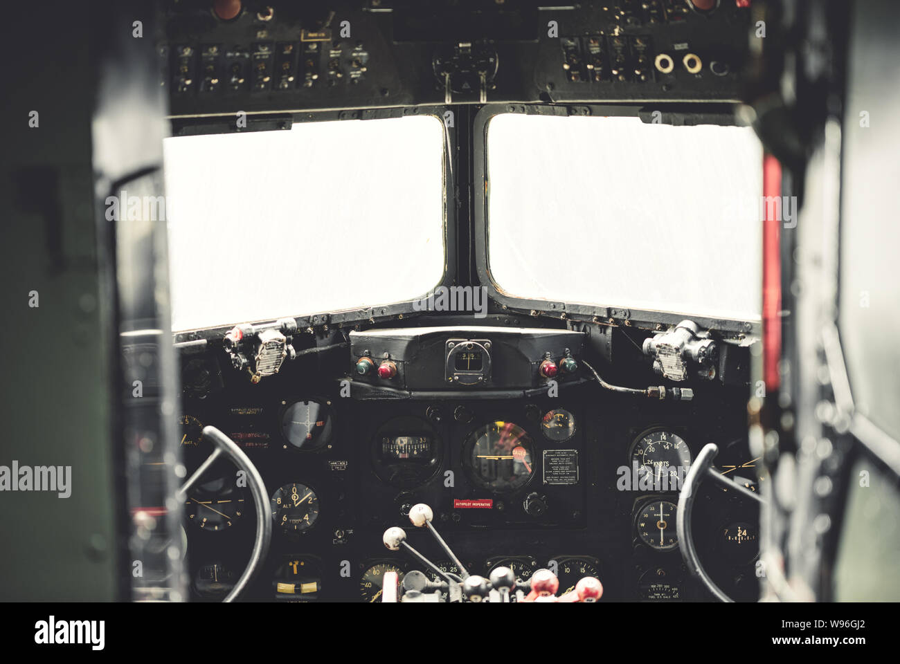 YORK, Großbritannien - 6 August 2019: WW 2 Douglas Dakota IV C-47 B Cockpit shot von innen an einem sonnigen Tag Stockfoto