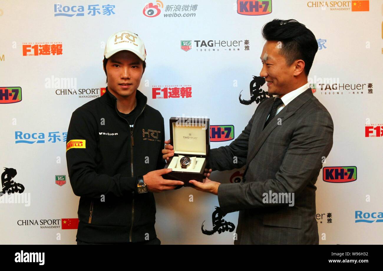 Chinesisch F1 Fahrer Ma Qinghua, Links, erhält eine TagHeuer zusehen, wie ein Geschenk von einem Executive von Tagheuer auf einer Pressekonferenz der HRT in Shangh Stockfoto