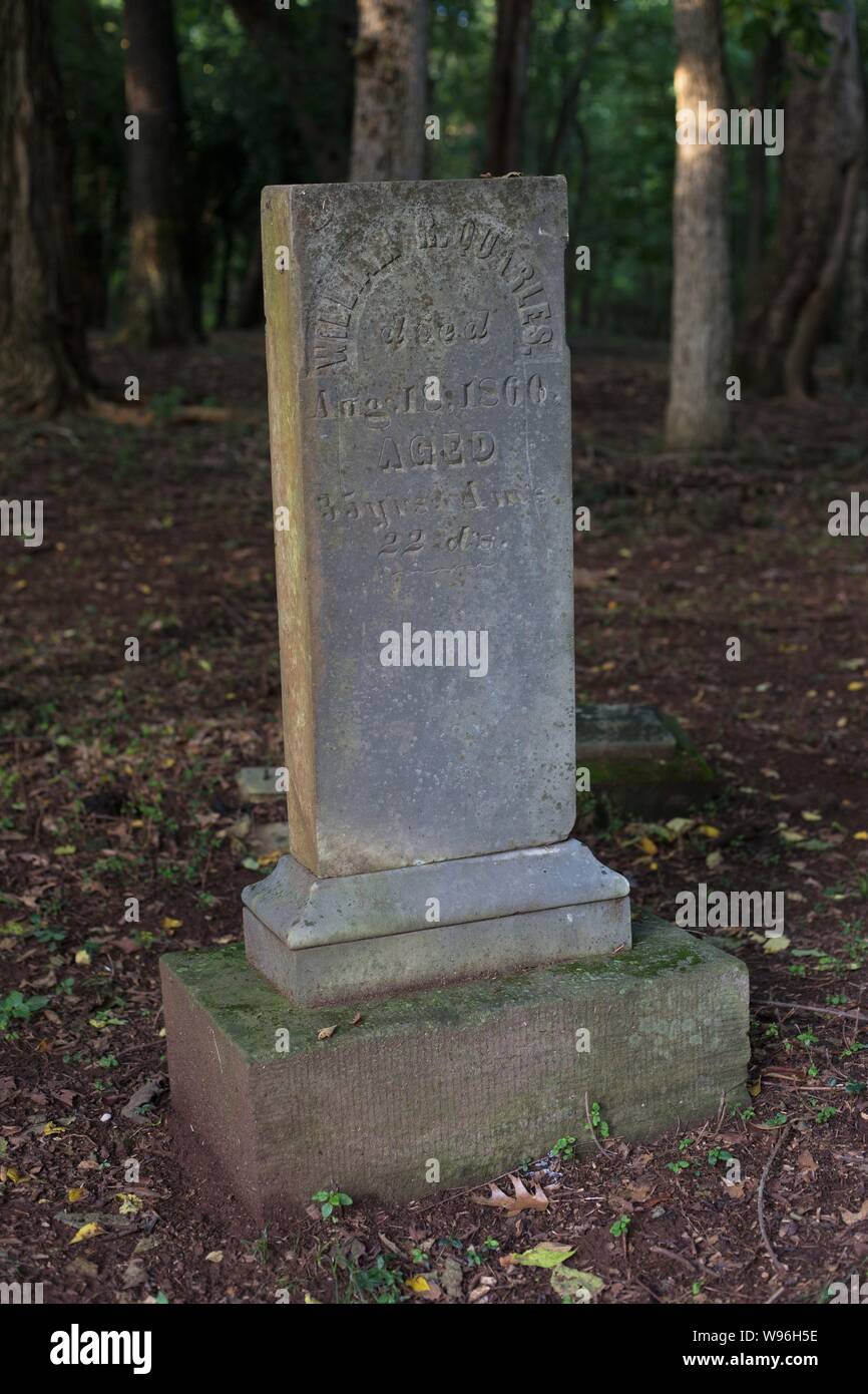 Ein altes Grab stein auf einem unmarkierten Friedhof in einem bewaldeten Gebiet in Fayetteville, Arkansas, USA. Stockfoto
