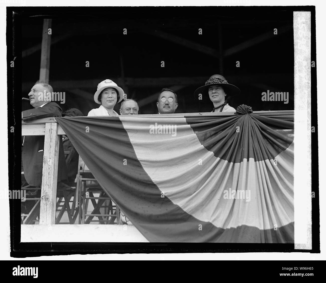 Botschafter.-&-Mrs.-Matsudaira und Frau A. Archibald, Pferdeshow, 5/22/25. Stockfoto