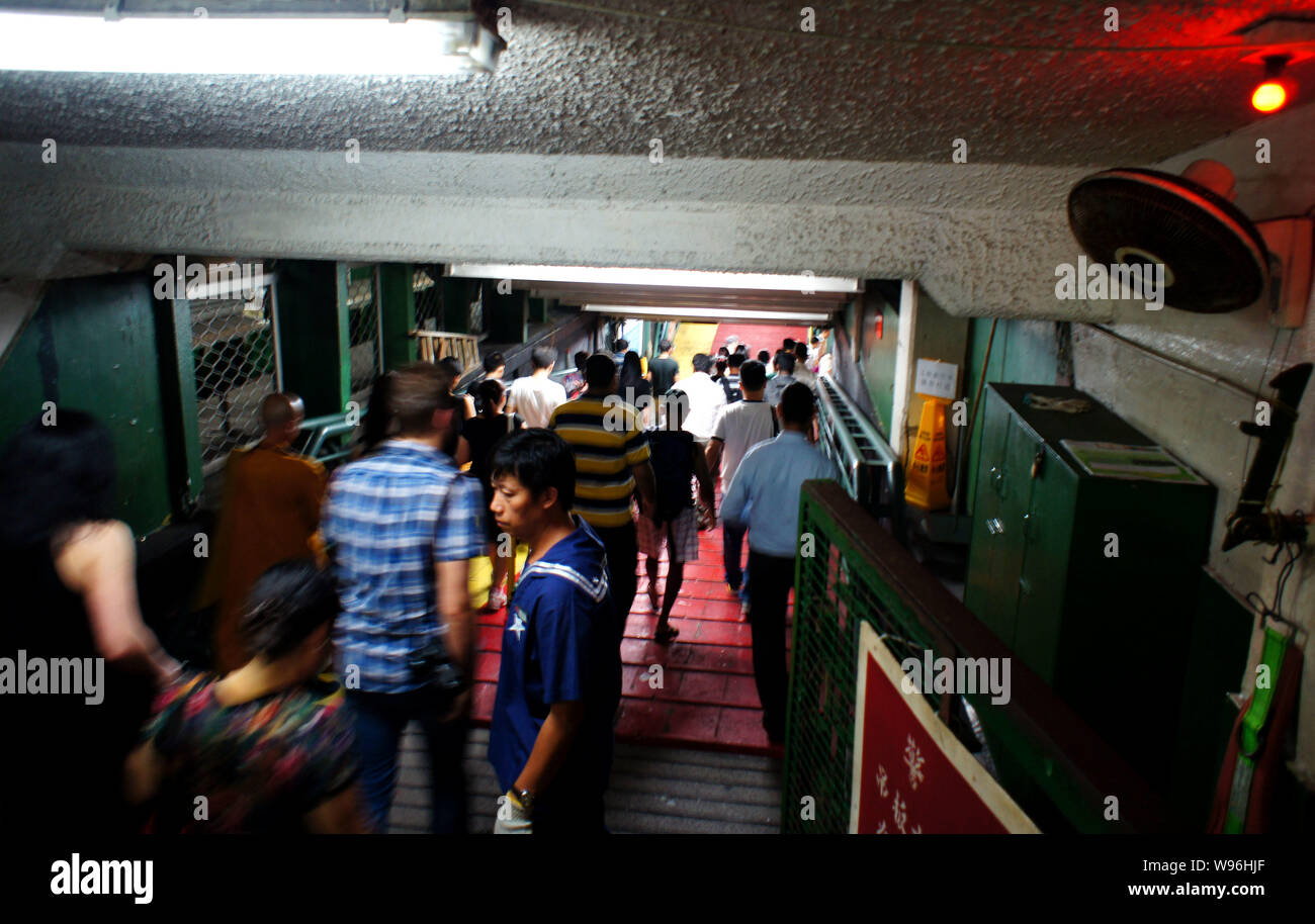 Passagiere Spaziergang durch eine Passage die Star Ferry in Hongkong, China, 28. Juni 2012. China Staatsrat, oder das Gehäuse, Ende angekündigt Stockfoto