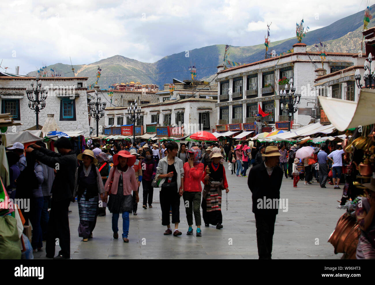 Touristen und Einheimischen sind unten auf der Barkhor Strasse in Lhasa, Tibet, China, 4. August 2012. Der Bau der Wärmeversorgung Projekt in Stockfoto