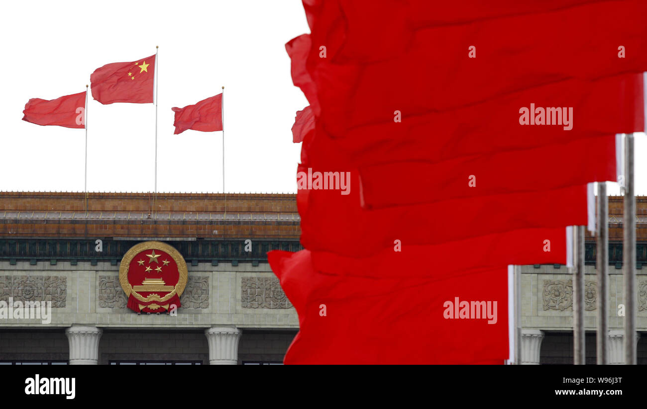 Rote Fahnen flattern vor der Großen Halle des Volkes in Peking, China, 7. November 2012. Wie Beijing besetzt ist die Vorbereitung auf die Eröffnung der 1. Stockfoto