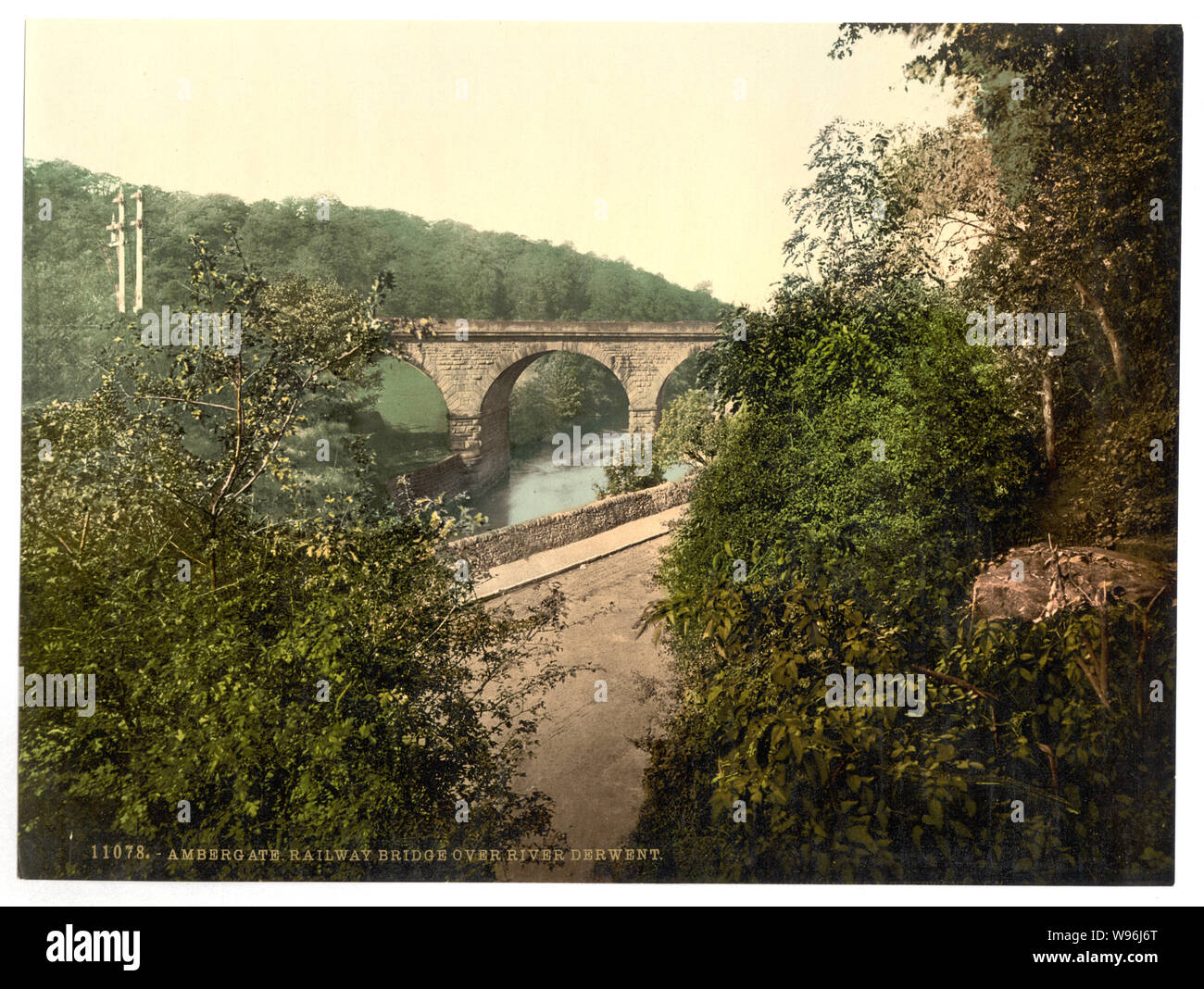 Ambergate, Eisenbahnbrücke über den Fluss Derwent, Derbyshire, England ist Teil von: Blick auf den Britischen Inseln, in der Photochrom Print Collection. Mehr informationen über die Photochrom Print Collection ist bei Http://hdl.loc.gov/loc.pnp/pp.pgz Drucken Nr. verfügbar 11078. Titel von den Detroit Publishing Co., Katalog J - Ausland abschnitt, Detroit, Mich.: Detroit Publishing Company, 1905. Stockfoto
