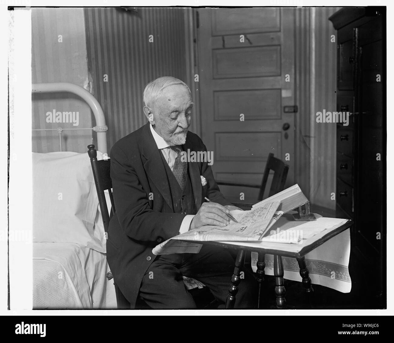 Ambrose Hines, 100 Jahre alten mit Kreuzworträtsel, 1/22/25. Stockfoto