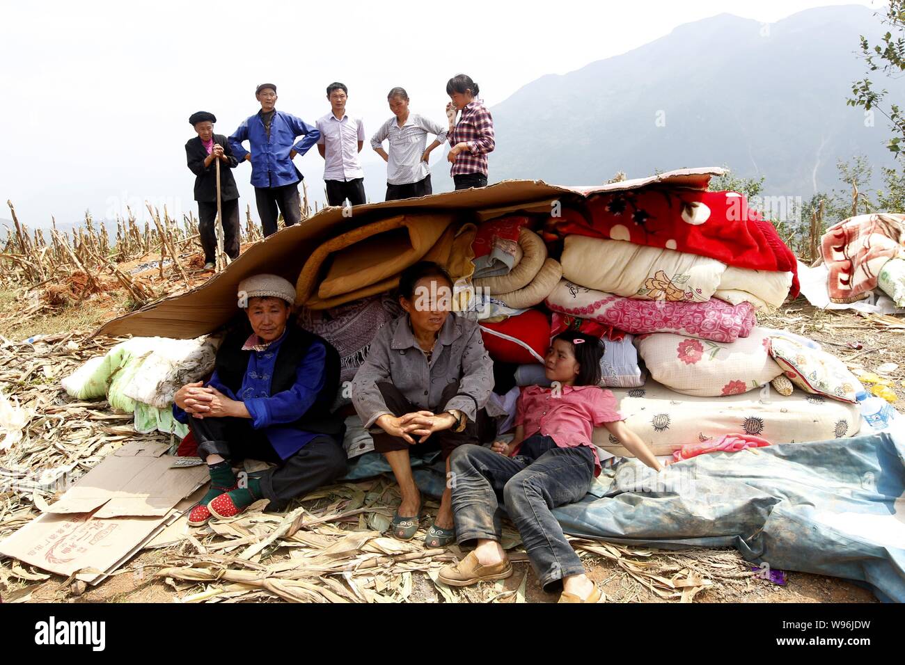 Die Dorfbewohner von der 5,6-Erdbeben auf dem Boden in Dazhai village betroffen, Luozehe Stadt, Kreis Yiliang, Shaotong Stadt, Südwesten Stockfoto