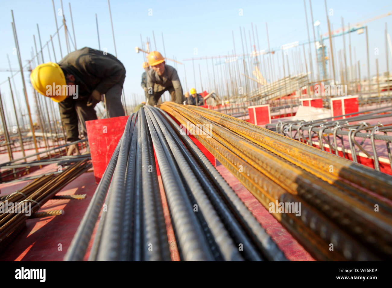 ------ Chinesische Wanderarbeiter strafft das Verstärken von Stahl Pleuel an der Baustelle eines von der Regierung finanzierten Kostengünstiger Wohnungsbau Projekt in Nantong Stockfoto