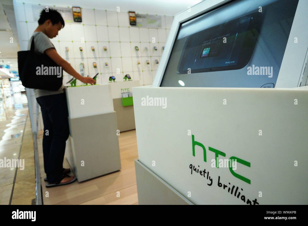 ---- Ein Kunde an einem HTC store in Hangzhou city gesehen, East China Zhejiang provinz, 5. Juni 2012. Apple Incs enttäuschend China Sales informeller Stockfoto