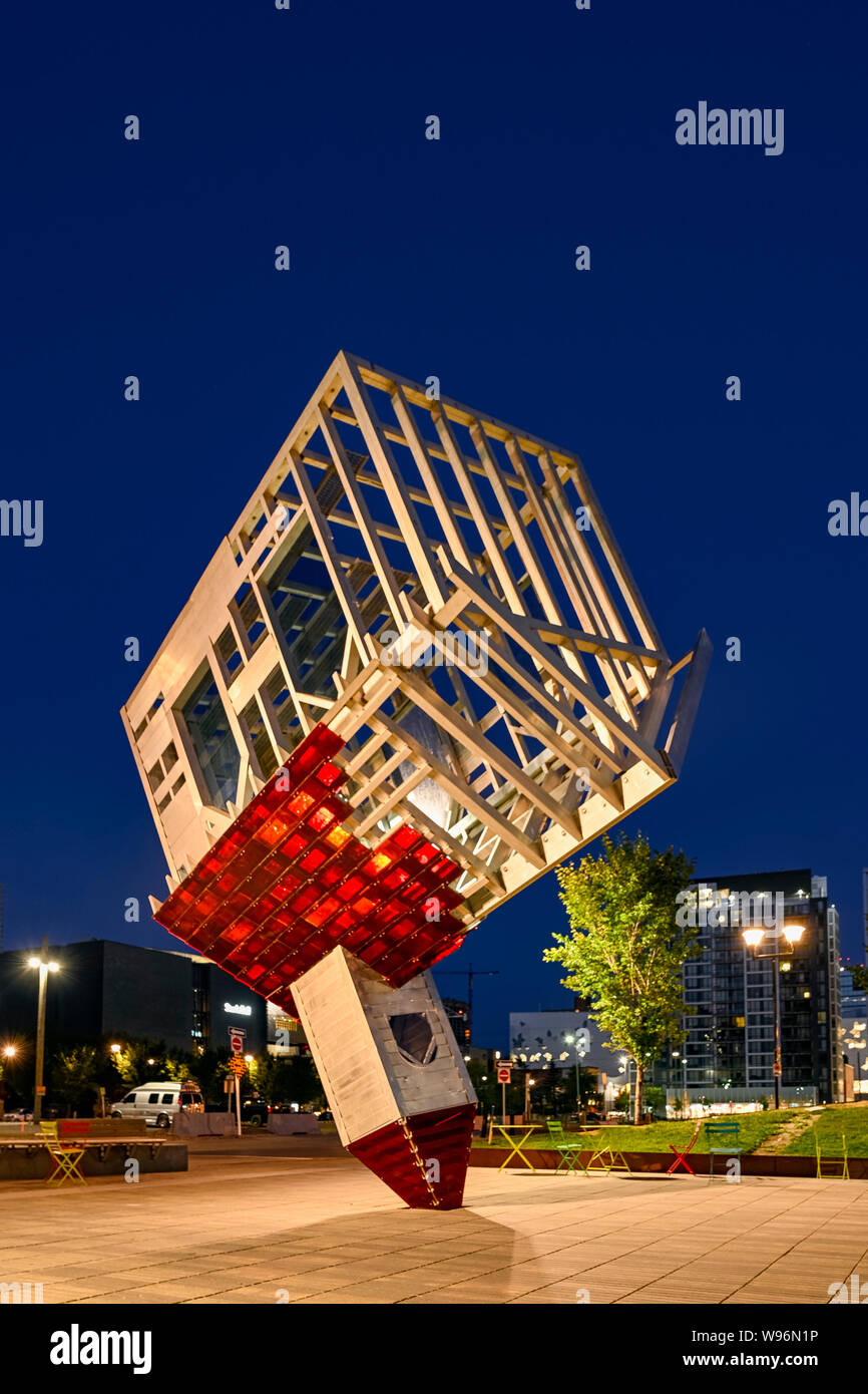 Nach oben Kirche Skulptur namens Gerät herunter, Root, Böse, des Künstlers Dennis Oppenheim, East Village, Calgary, Alberta, Kanada Stockfoto