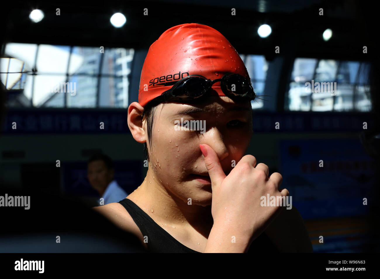 Chinesischen Olympischen Swimmingpool Goldmedaillengewinner und 400 m medley Weltrekordhalter Ihr Shiwen ist nach der Teilnahme an der Frauen 50 m Freistil qualif interviewt Stockfoto