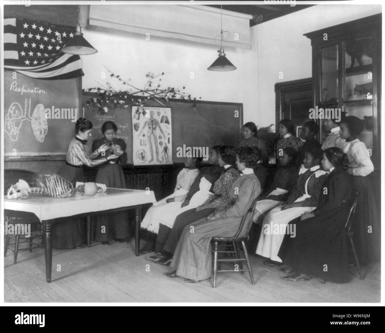 Indianische und Afrikanische amerikanische Studenten in Hampton Institut, Hampton, Virginia 1900 - Frauen das Studium der menschlichen Atemwege Stockfoto