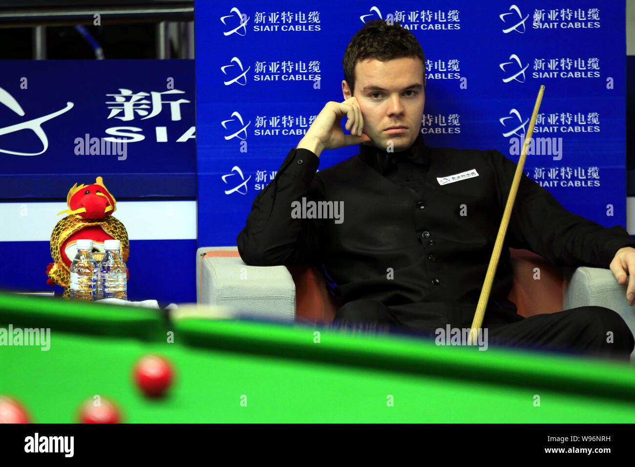 Jamie Cope von England sieht John Higgins von Schottland spielen Schüsse in ihrer zweiten Runde während der World Snooker Haikou Open 2012 in Beijing Stockfoto