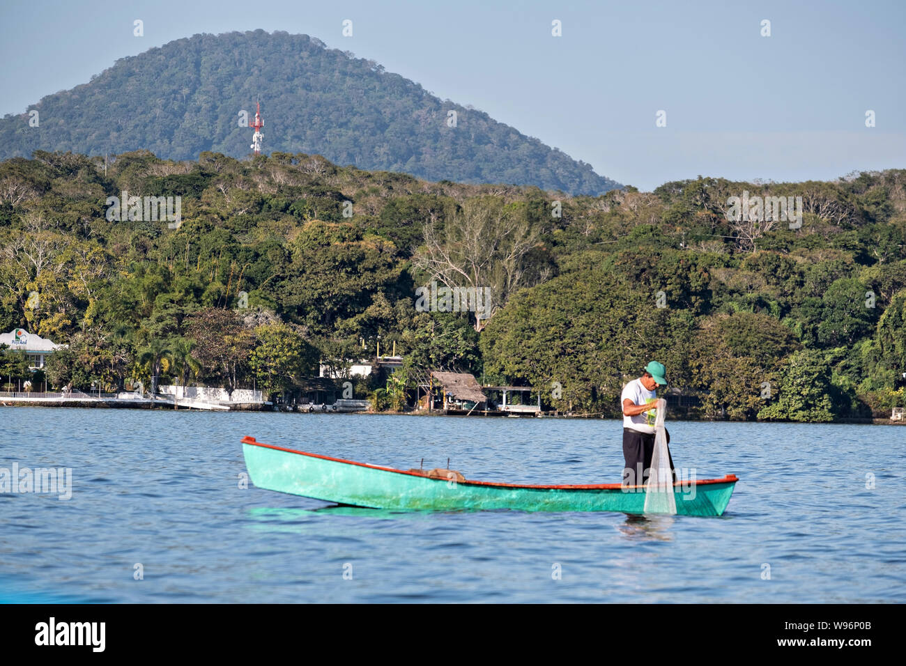 Ein Fischer bereitet, die ein Netz in den See Catemaco in Catemaco und Veracruz, Mexiko zu werfen. Die tropischen Süßwasser-See in der Mitte der Sierra de los Tuxtlas, ist ein beliebtes Reiseziel und für Freie reichen Affen bekannt, der Regenwald Kulisse und mexikanischen Hexen bekannt als Brujos. Stockfoto