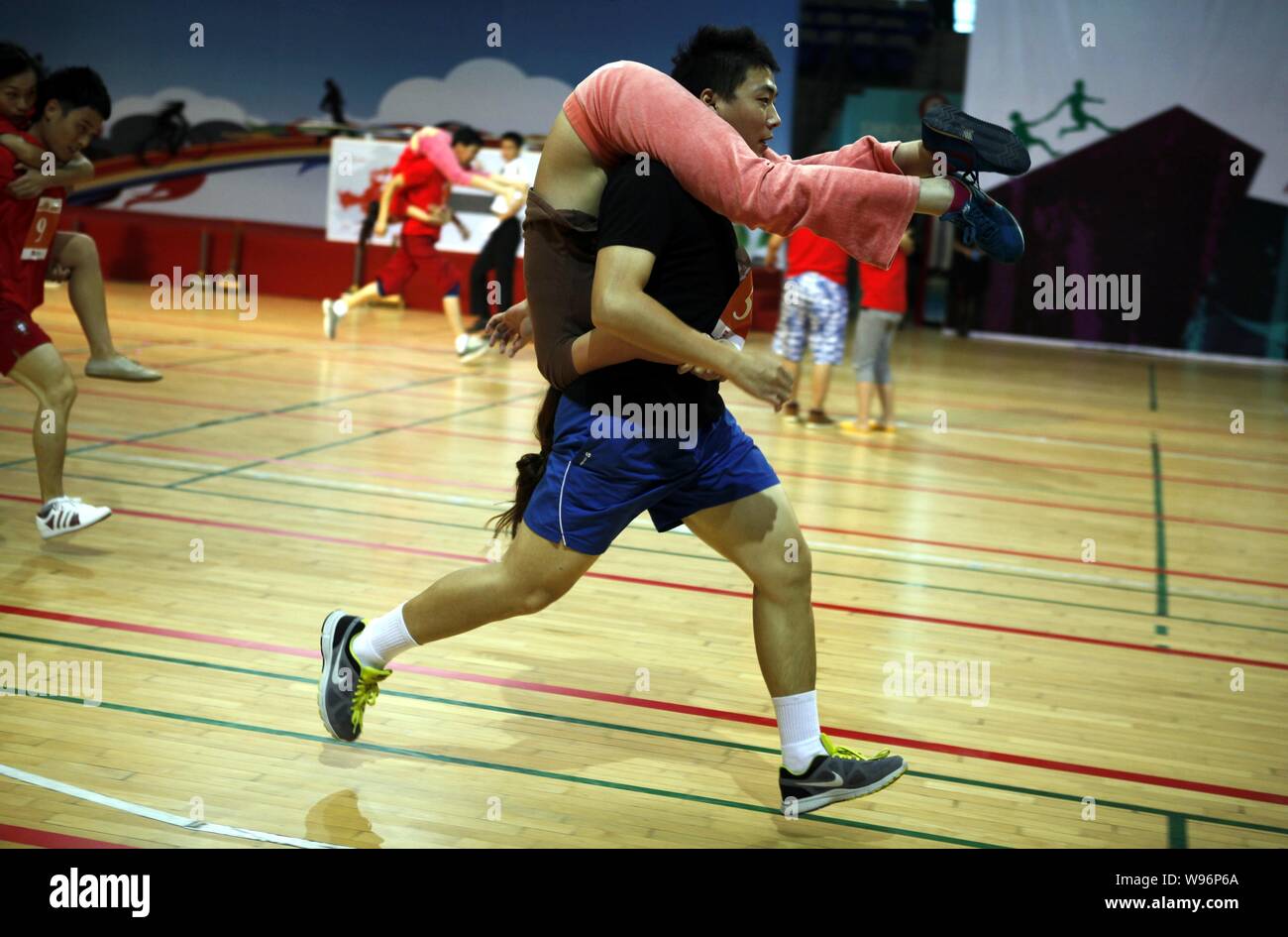 Chinesische Paare konkurrieren in einer Frau Rennen in Shenzhen Luohu Gymnasium in Shenzhen City, South China Guangdong Provinz, 13. Oktober 2012. Ein zu Stockfoto