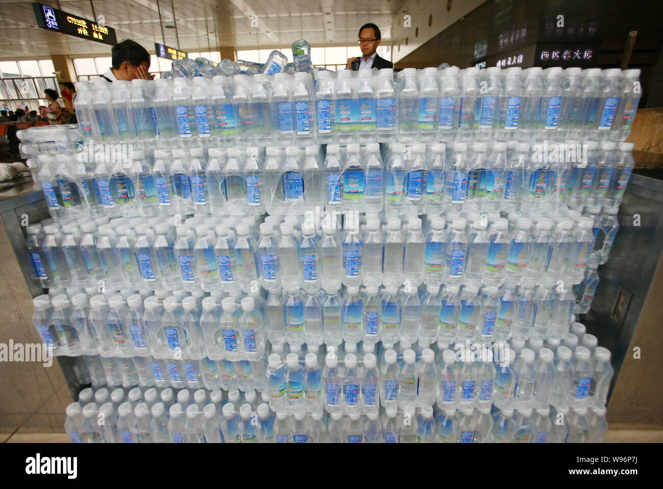 Flaschen von Tibet 5100 Mineralwasser sind am Bahnhof Shanghai in Shanghai, China, 9. Oktober 2012 verteilt. Sauberes Wasser und China sind keine Stockfoto