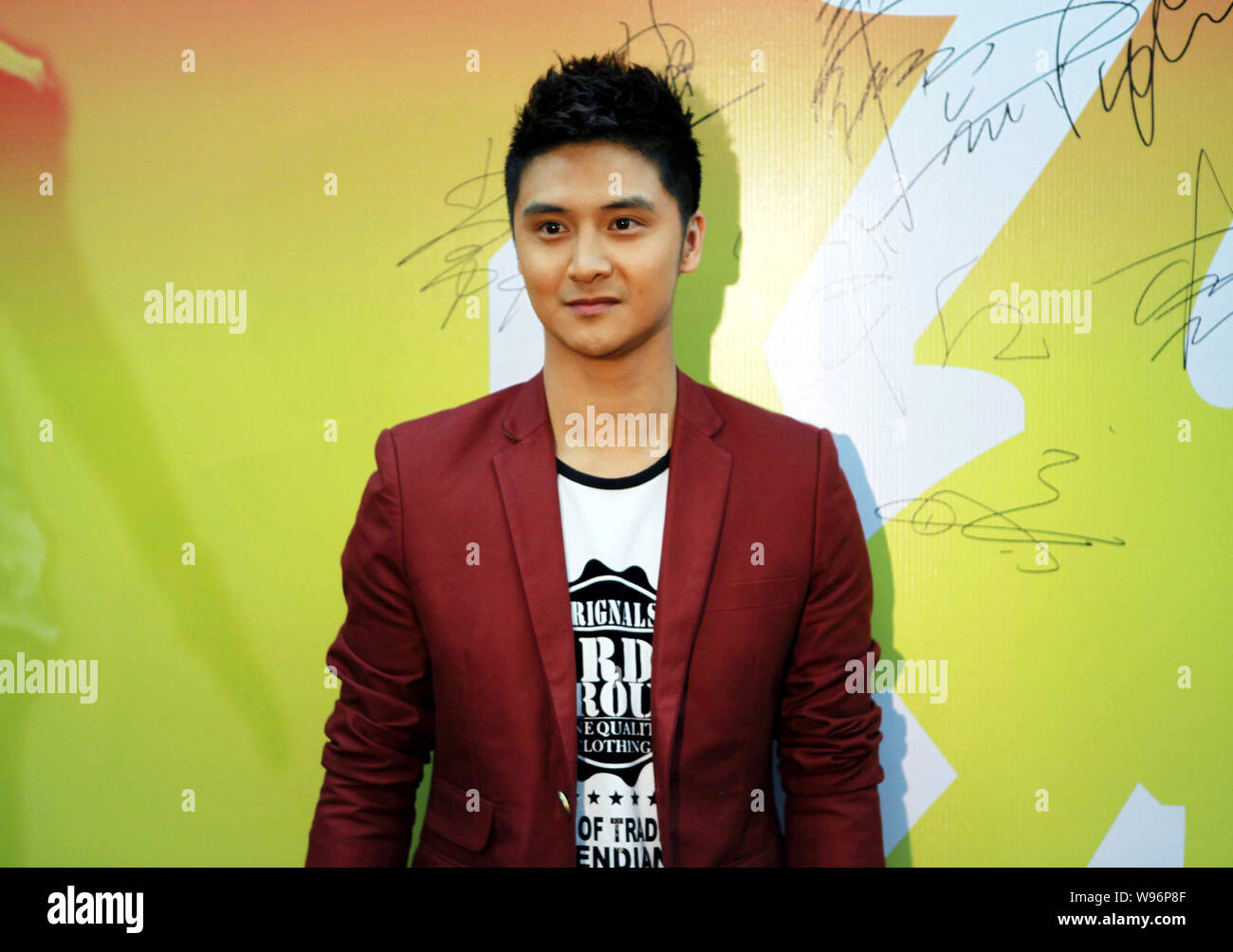 ------ Chinesische Schauspieler und ehemalige olympische Tauchen Meister Tian Liang besucht eine Zeremonie für ein Sport film in Peking, China, 25. Oktober 2011. Ein inve Stockfoto