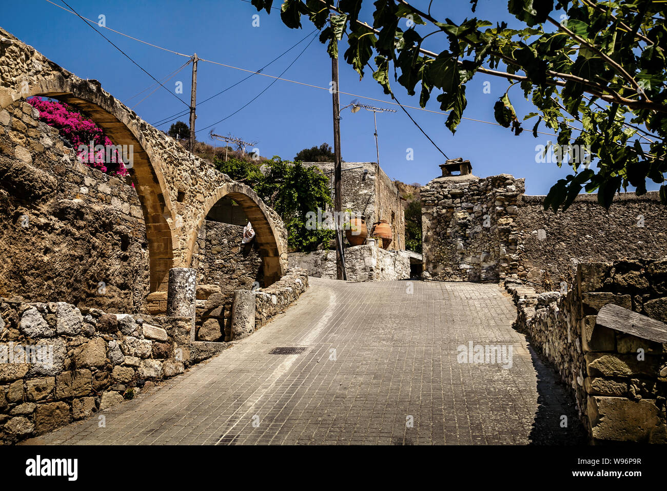 Die antiken Ruinen der Wasserleitung im Bergdorf Polirinia. Griechenland. Kreta. Stockfoto