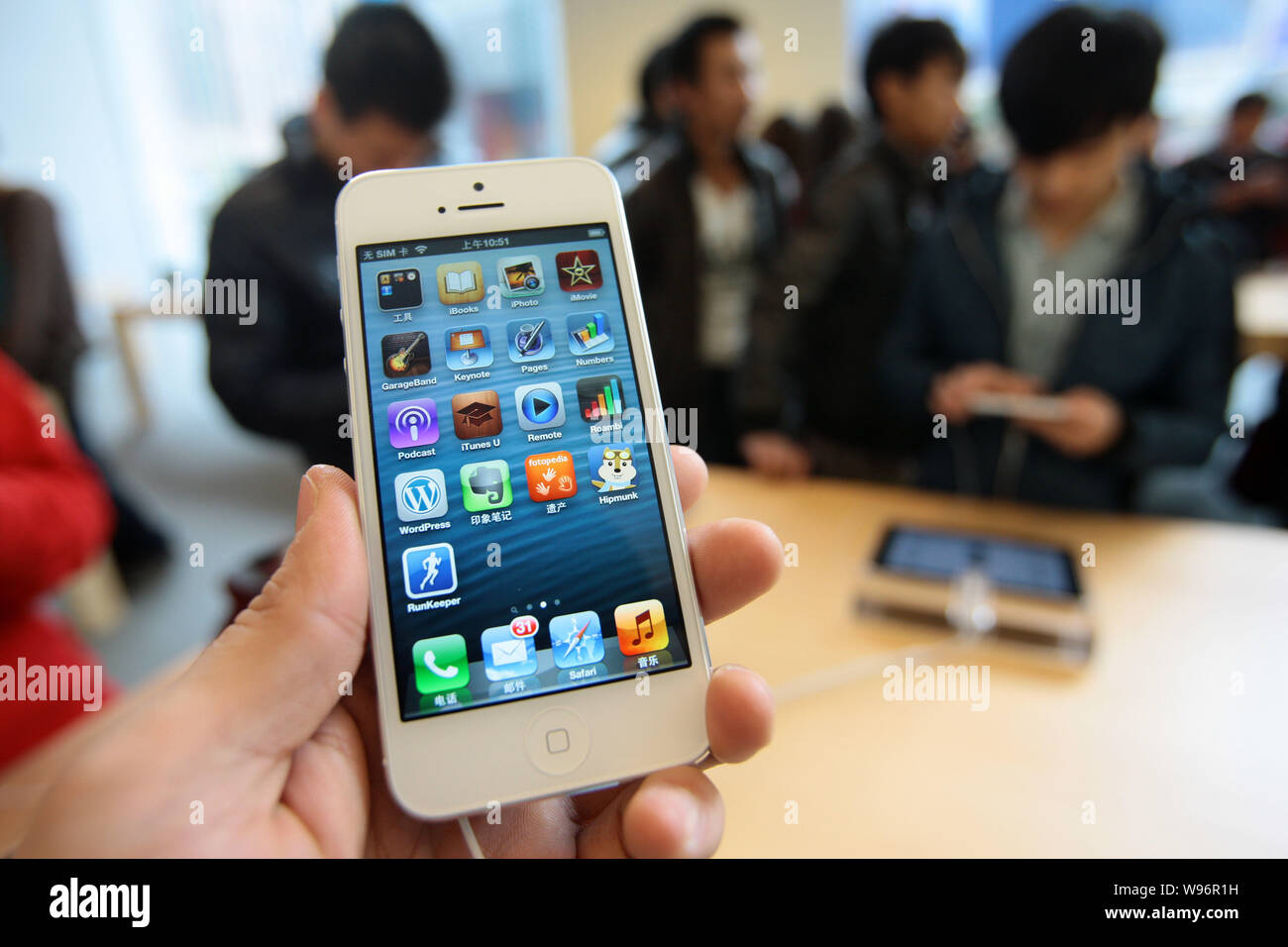 Kunden versuchen, iPhone 5 Smartphones in einem Apple Store in Shanghai, China, 14. Dezember 2012. Der Umsatz des iPhone 5 haben begonnen in China auf Frid Stockfoto