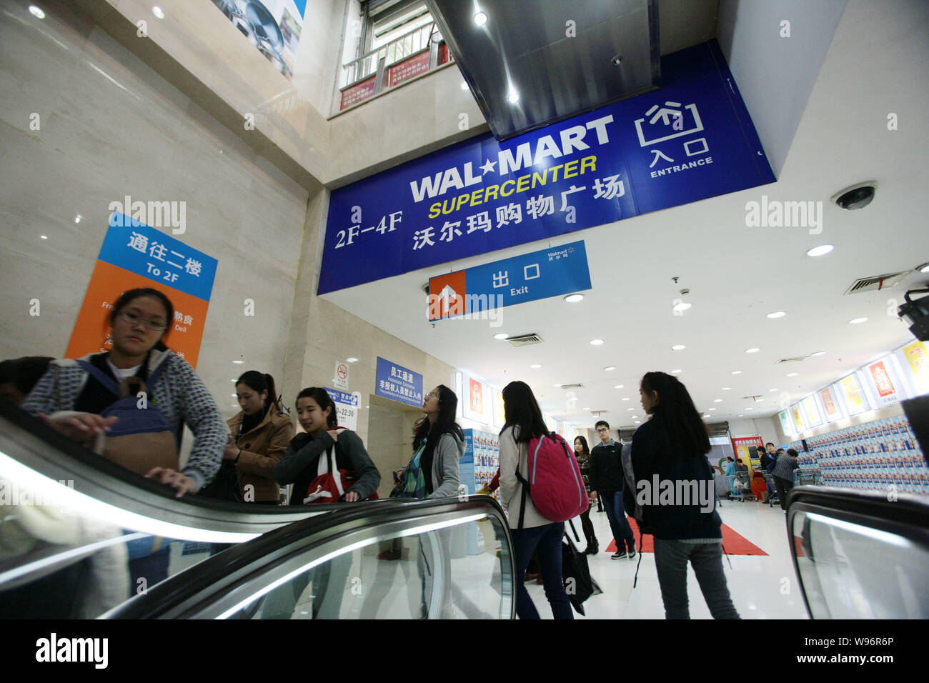 ------ Chinesische Kunden gehen Sie shoppen in einem Wal-Mart Supercenter in Shanghai, China, 16. November 2012. Walmart Pläne gegen Korruption erweitern investieren Stockfoto