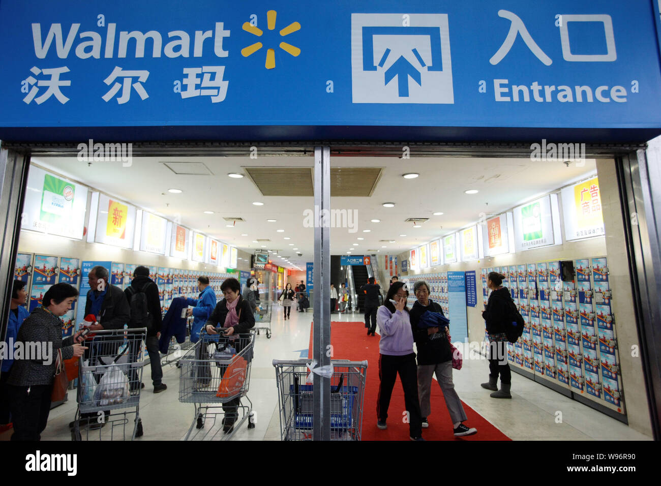 ------ Chinesische Kunden gehen Sie shoppen in einem Walmart Supermarkt in Shanghai, China, 16. November 2012. Walmart plant Anti zu erweitern - Korruption prüfverfah Stockfoto