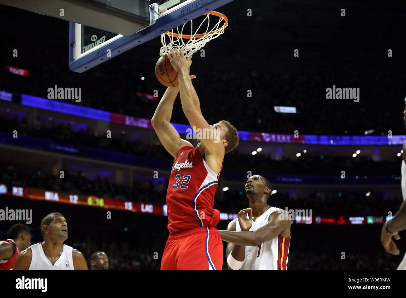 Blake Griffin von den Los Angeles Clippers, oben, springt ein Tor gegen die Miami Heat während ihrer zweiten Match ihrer NBA Spiele in Shanghai, China Stockfoto