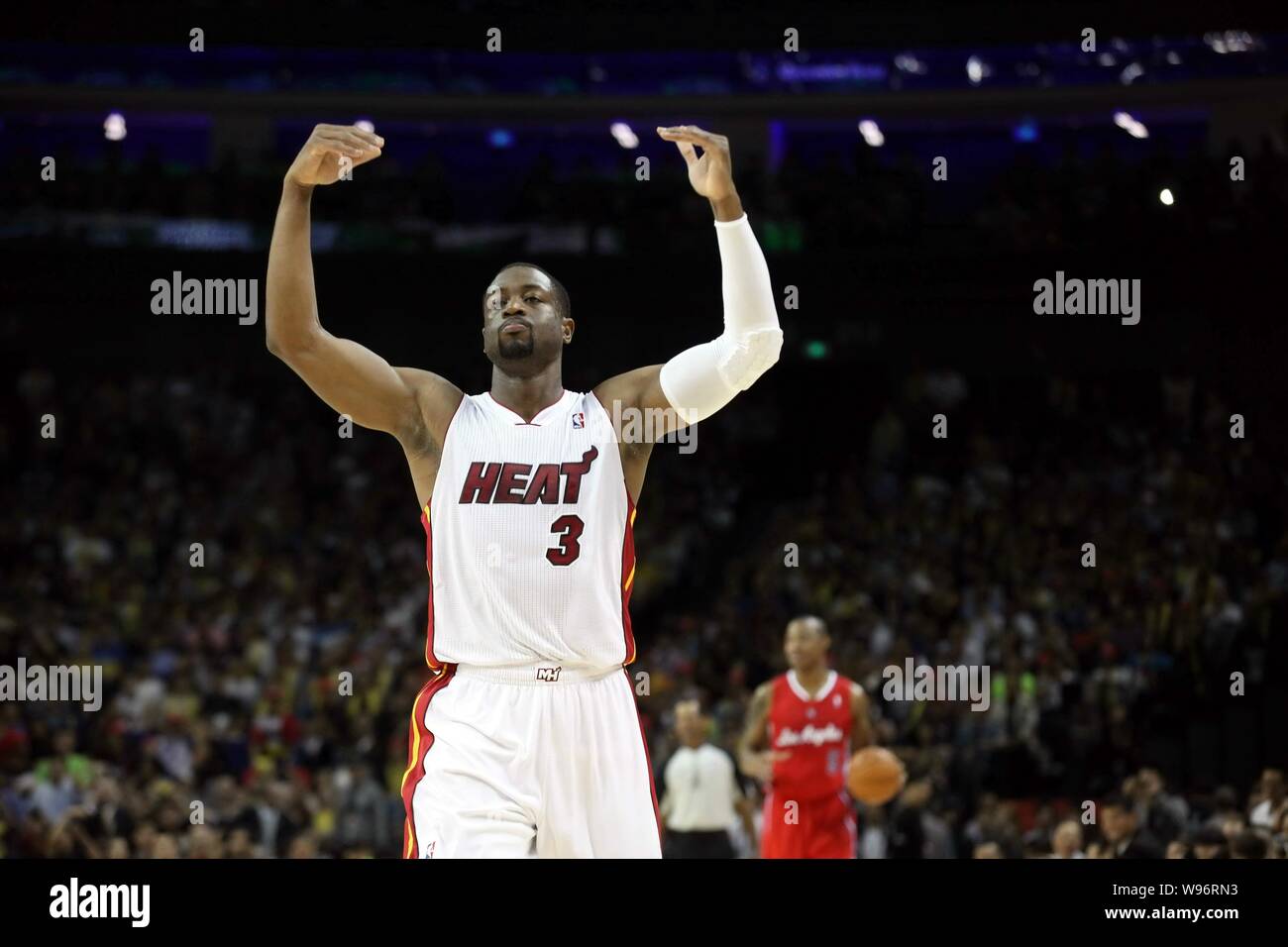 Dwyane Wade von Miami Heat Gesten, wie er und seine Mannschaftskameraden gegen die Los Angeles Clippers während ihrer zweiten Match der NBA China Ga konkurrieren Stockfoto