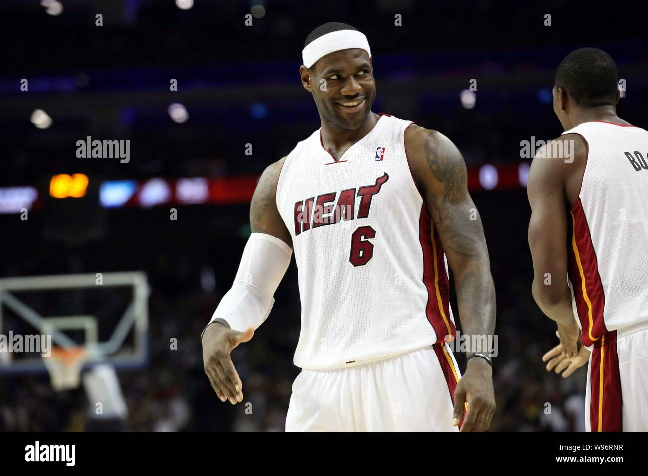 LeBron James der Miami Heat sieht, wie er und seine Mannschaftskameraden gegen die Los Angeles Clippers während ihrer zweiten Match der NBA China G konkurrieren Stockfoto