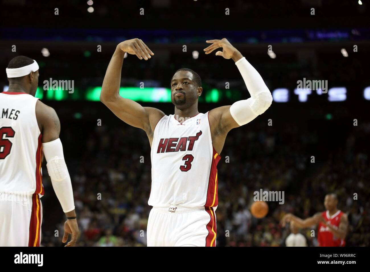 Dwyane Wade von Miami Heat Gesten, wie er und seine Mannschaftskameraden gegen die Los Angeles Clippers während ihrer zweiten Match der NBA China Ga konkurrieren Stockfoto