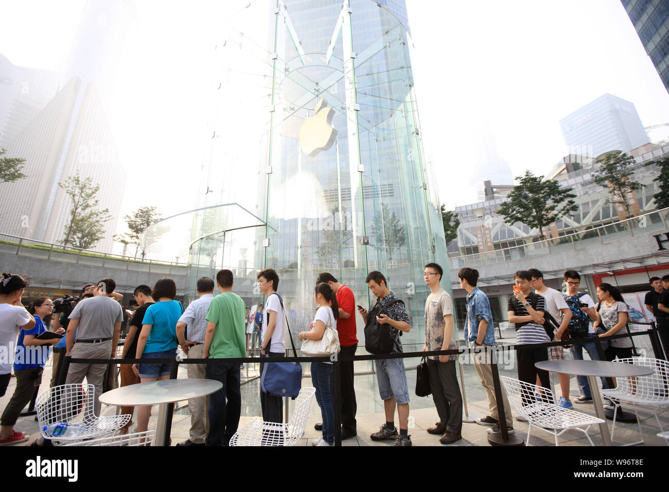 Kunden Warteschlange bis das neue iPad Tablet PCs im Apple Store in der Lujiazui Finanzviertel in Pudong, Shanghai, China, 20. Juli 2012 zu kaufen. Ap Stockfoto
